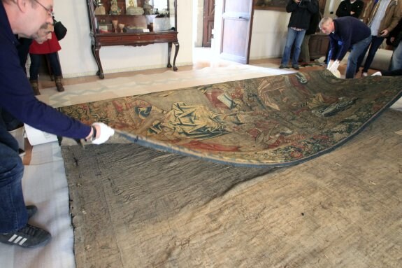 Los técnicos envuelven uno de los tapices con minucioso trabajo para trasladarlos a Madrid en 2013. :: irene marsilla