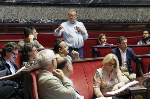 El concejal Vilar, en un pleno del Ayuntamiento. :: irene marsilla