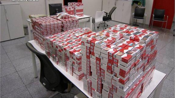 La Guardia Civil incauta 4.100 cajetillas de tabaco en dos inspecciones de viajeros
