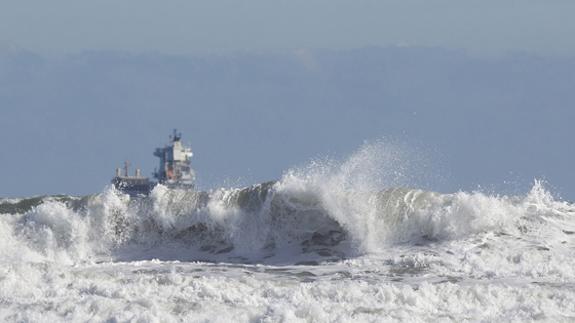El temporal marítimo provoca olas de hasta cuatro metros e impide la salida de pesqueros