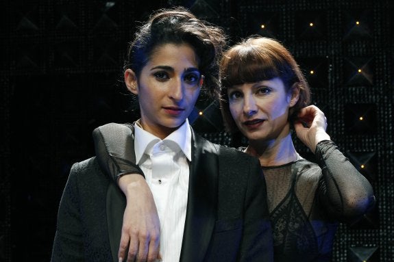 Alba Flores y Najwa Nimri, ayer en la Rambleta. :: irene marsilla