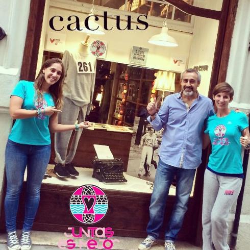 Jesús Ygueravide, propietario de Cactus, junto con dos integrantes de Juntas Es Mejor, movimiento para el fomento del deporte femenino.
