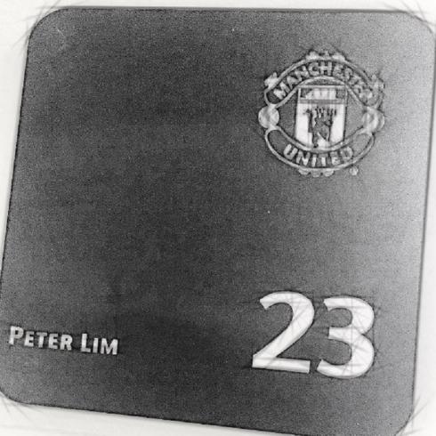 Peter Lim le regala a su hija una cartera del Manchester United