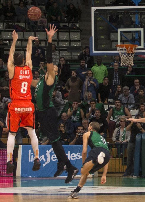 Diot lanza el triple en el último segundo, ante la defensa de Jordan, que pudo darle la victoria al Valencia Basket :: EFE/ Quique García