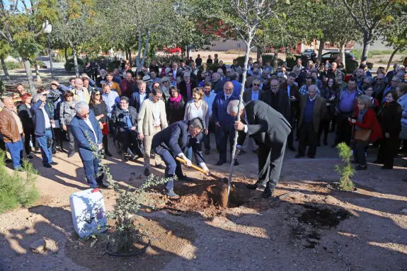 Ximo Puig y Ramón Mampel plantan en Bonrepós
un árbol conmemorativo del aniversario de La Unió. 