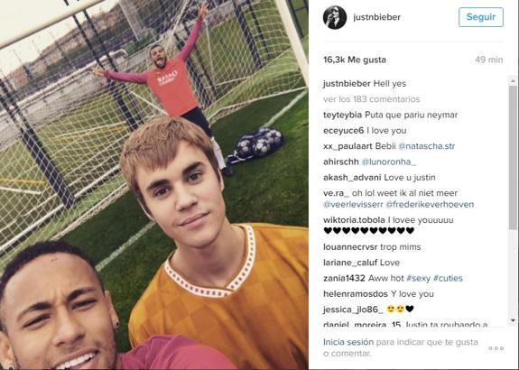 Justin Bieber visita un entrenamiento del Barça antes de su concierto en el Sant Jordi