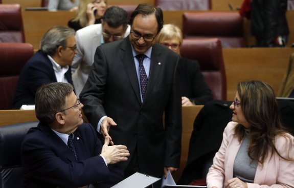 Vicent Soler saluda a Ximo Puig en Les Corts. :: kai Försterling