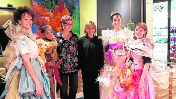 Charo Marín y Alicia Conesa, en el centro de la imagen, junto a las chicas que se vistieron de hadas y duendes de la Navidad.