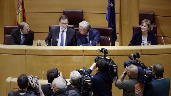 Mariano Rajoy, acompañado por el presidente de la Cámara Alta, Pío García-Escudero, entre otros, al inicio de la reunión que el grupo parlamentario popular ha celebrado hoy en el Senado.