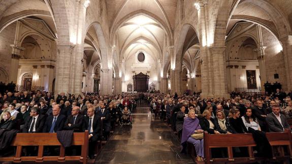 Familiares, amigos y dirigentes del PP llenan la catedral de Valencia para rezar por Rita Barberá