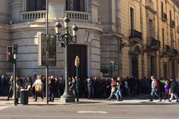 La cola de personas para firmar en el libro de condolencias en el Ayuntamiento. :: manuel molines