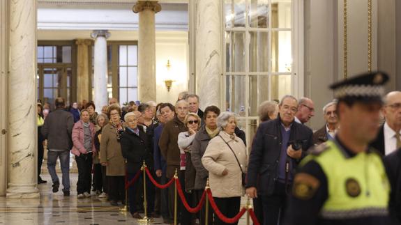 Colas en el último día de firmas por Rita Barberá