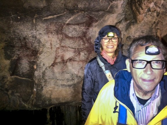 Stuart Weitzman, pletórico, en el interior de la cueva. Al fondo, Bárbara Kreger, su asistente personal. :: ap 