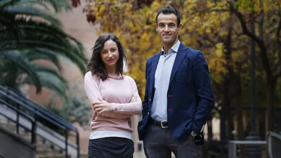 Los odontólogos Marta y Diego Peydró, en la entrada a la facultad de Medicina.