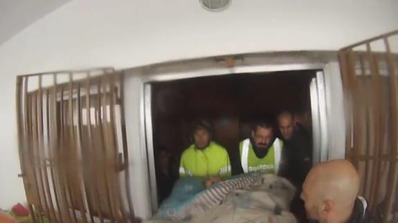 Rescatan a una anciana en la cama en medio de la riada