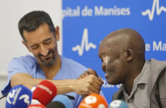 El doctor Cavadas y Mike Koech, ayer en la rueda de prensa. :: juanjo monzó