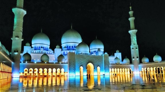 El mausoleo de Sheikh Zayed es el mayor edificio de mármol construido en la Tierra. 