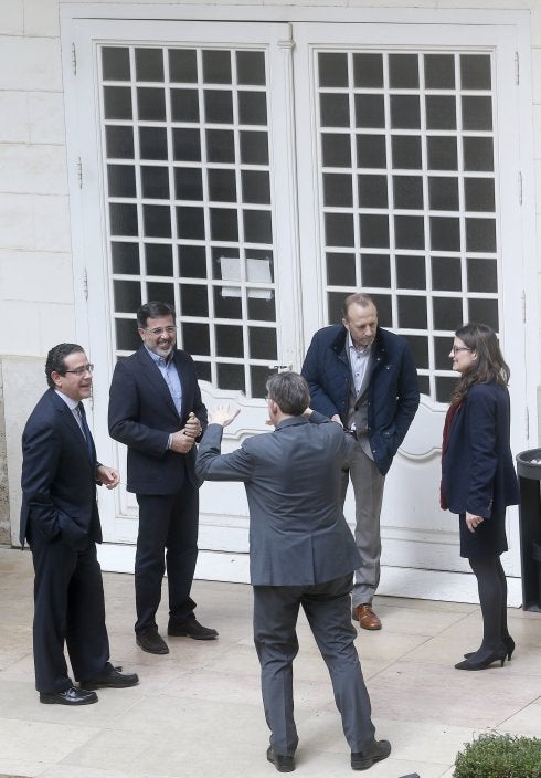 Proximidad. Alexis Marí, junto a la vicepresidenta Oltra, el presidente Puig (de espaldas), Jorge Bellver y Alfredo Castelló. :: efe/kai Försterling