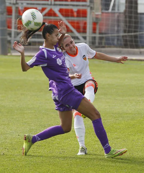 Natalia Gaitán despeja el balón ante una adversaria. :: jesús signes