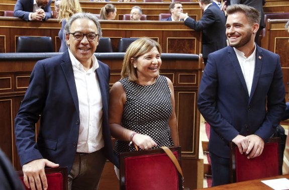 Manolo Mata, Isabel Bonig y Fran Ferri en el Congreso. :: efe