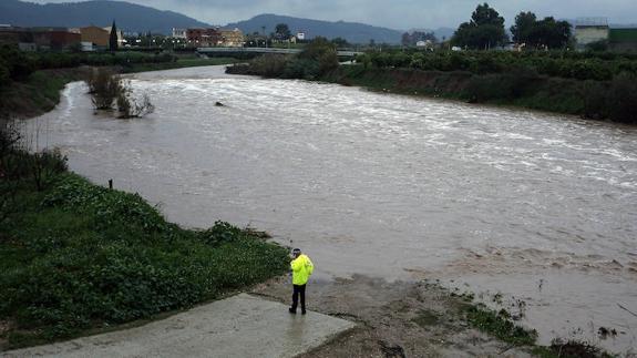 Crecida del río Sellent a su paso por la localidad de Carcer, consecuencia de las lluvias torrenciales que azotan la comarca de La Ribera.