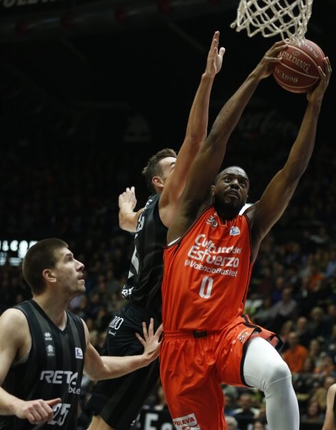 Thomas entra a canasta en el último partido en la Fonteta ante el Retaber Bilbao. :: jesús signes