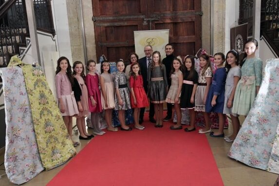 Clara Parejo, fallera mayor infantil de Valencia, y su corte, en la presentación de las telas  :: i. marsilla