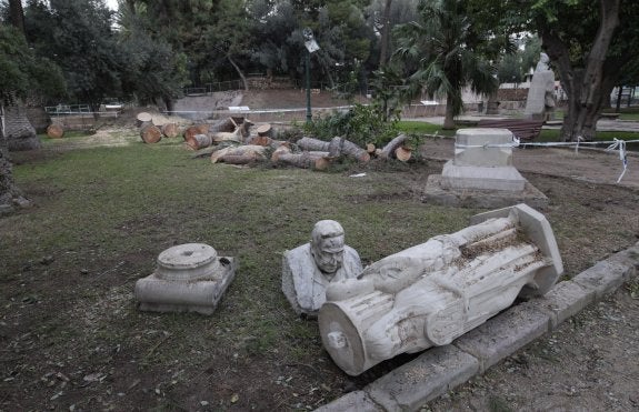 El temporal deja caídas de árboles y estatuas derribadas en Viveros