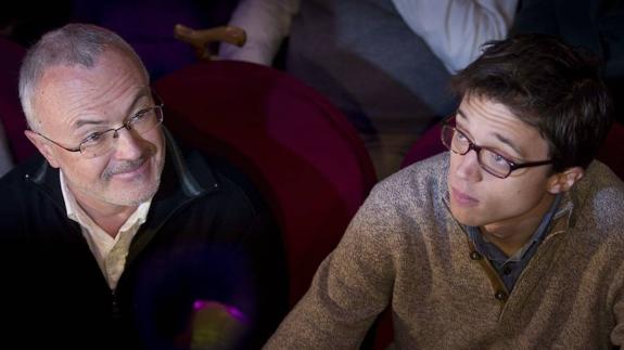 Antonio Montiel, entre los dirigentes de Podemos que se movilizan con la recogida de firmas de los 'errejonistas'