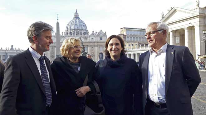 Los alcaldes de Zaragoza, Madrid, Barcelona y Valencia posan en la plaza de San Pedro del Vaticano.