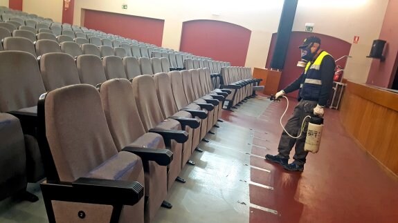 Un trabajador de la empresa de control de plagas realiza labores de fumigación en el patio de butacas del Teatro Olympia. :: lp