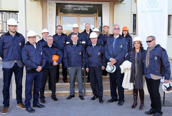 El presidente de la Generalitat, Ximo Puig, flanqueado por los consejeros de Thyssenkrupp . :: lp