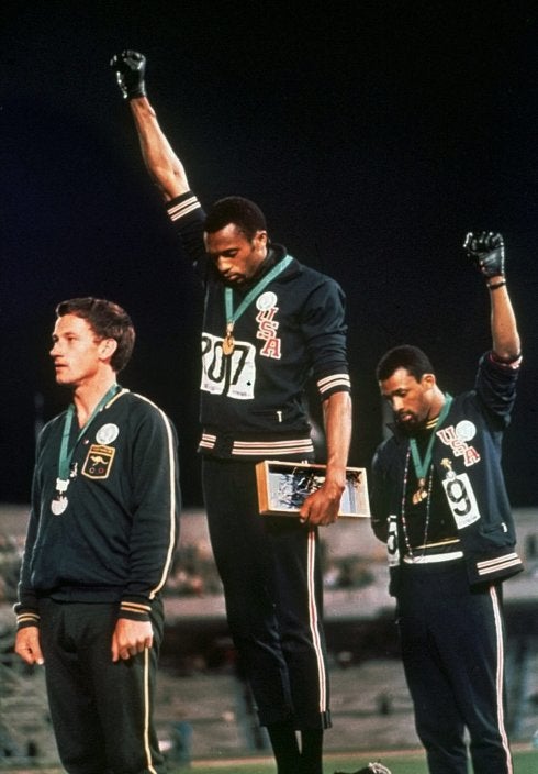 Reivindicación. Tommie Smith y John Carlos levantan su puño en México'68 junto al australiano Peter Norman.  Los tres portaban una pegatina por los derechos humanos. Arriba, Carlos y Smith en un acto el pasado septiembre. 