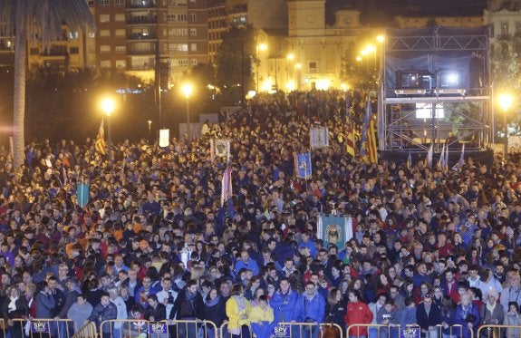 El puente de Serranos, abarrotado antes del acto. :: juanjo monzó