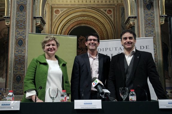 Rodríguez, entre Pilar Moncho y Francesc Colomer, ayer en el Centro Cultural la Beneficencia. :: irene marsilla