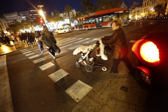 Paso de peatones en la calle Periodista Azzati con la plaza del Ayuntamiento. :: jesús signes