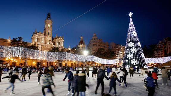 La pista de hielo de la plaza del Ayuntamiento ya ha acogido a más de 9.000 patinadores