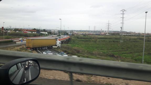 Un camión cruzado en la vía atasca la CV-36 en Picanya