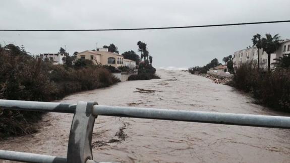 El río Girona se desborda por el antiguo campo de Beniarbeig