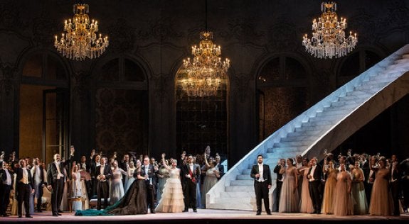 Montaje de 'La Traviata' representado en el Teatro de la Ópera de Roma. :: efe