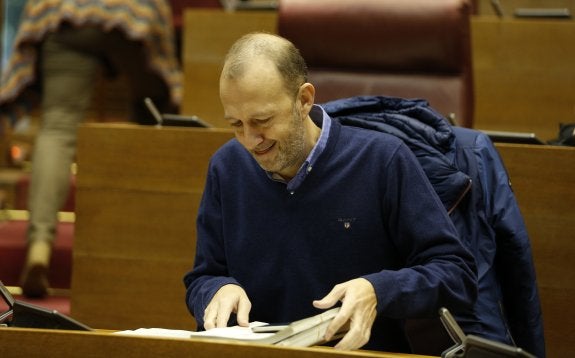 El portavoz de Ciudadanos, Alexis Marí, el lunes en Les Corts durante el debate de las enmiendas a los presupuestos de la Generalitat. :: j. signes