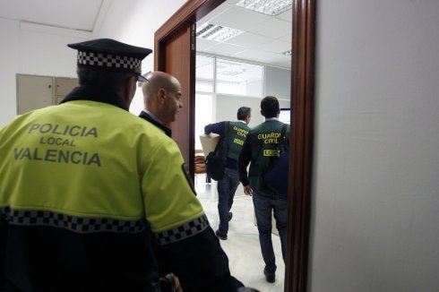 Agentes de la Guardia Civil, durante un registro del caso Imelsa. :: i. marsilla