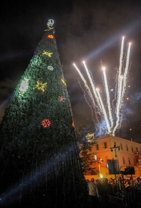 Un árbol de Navidad en Haifa. :: DAVID BUIMOVITCH / afp