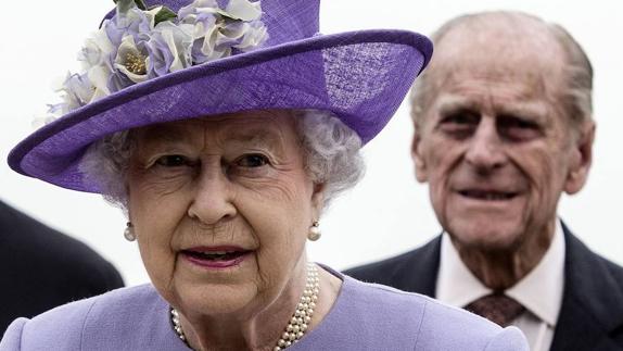 La Reina Isabel II, acompañada de su marido, el príncipe Felipe de Edimburgo, en una imagen de archivo.