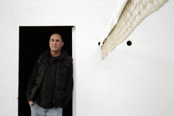 Raúl Ivars, en la puerta que hay en la muralla que da acceso a la cancha de Pelayo. 