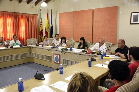 Los grupos municipales de Gata de Gorgos, durante una sesión plenaria celebrada a principios de legislatura. :: Tino Calvo