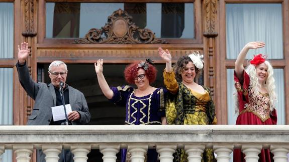 Las Reinas Magas subieron el año pasado al balcón del Ayuntamiento.