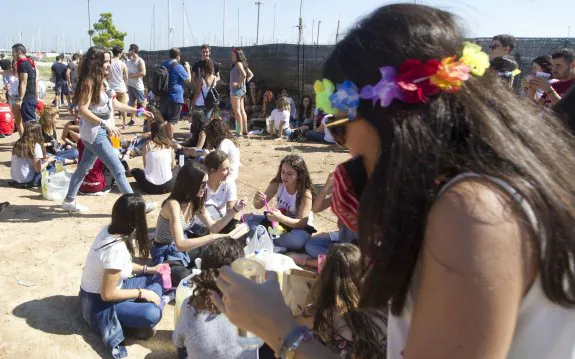 Jóvenes hacen botellón en la playa de Valencia. :: lp