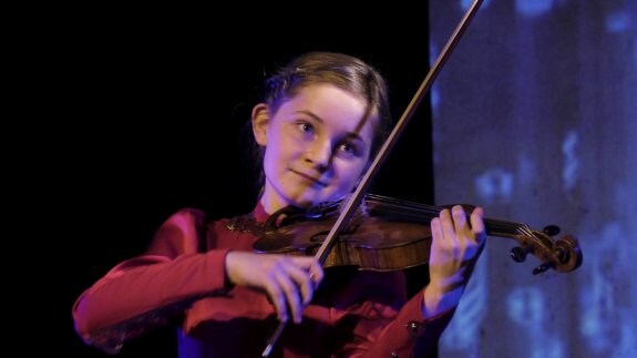 La británica Alma Deutscher toca el violín durante un concierto. :: Esther Martín / efe