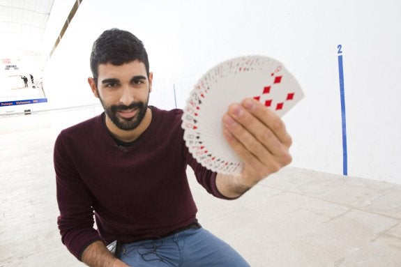 Rubén Aparisi muestra la baraja francesa con la que realizó su truco de magia. :: damián torres¿Qué se pide  en el bar? Es lo que toma durante la conversación, aunque antes de realizar dos trucos de magia se pidió  un café.